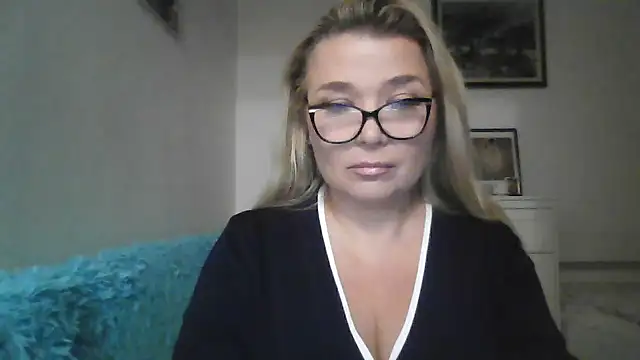 Snapshot of Myrienna chatting on 2, 10, 2025 Myrienna online show from 2, 10, 2025