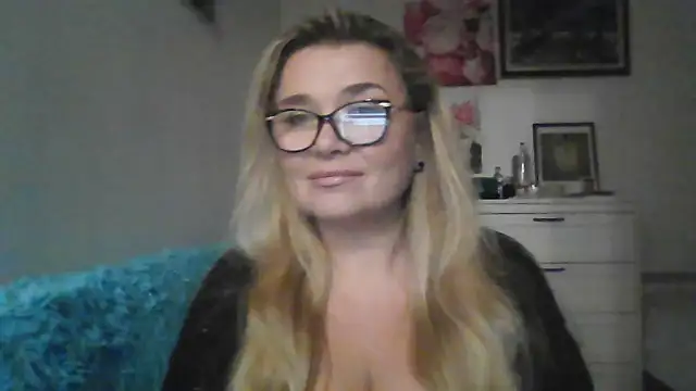 Snapshot of Myrienna chatting on 3, 10, 2025 Myrienna online show from 3, 10, 2025