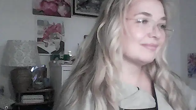 Snapshot of Myrienna chatting on 23, 11, 2025 Myrienna online show from 23, 11, 2025