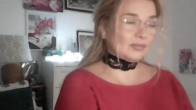 Snapshot of Myrienna chatting on 24, 11, 2025 Myrienna online show from 24, 11, 2025