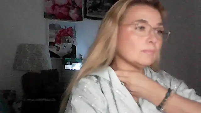 Snapshot of Myrienna chatting on 28, 11, 2025 Myrienna online show from 28, 11, 2025