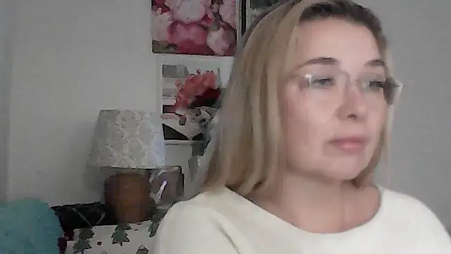 Snapshot of Myrienna chatting on 16, 12, 2025 Myrienna online show from 16, 12, 2025