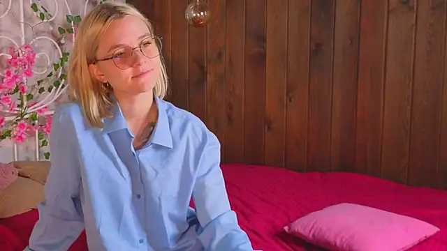 KelleDomin online show from 10, 10, 2025