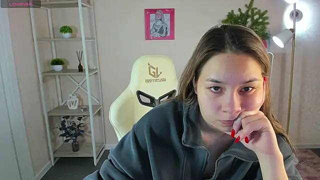 Al1ice Moures online show from 18, 12, 2025