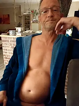 Snapshot of TommyTom76 chatting on 28, 10, 2025 TommyTom76 online show from 28, 10, 2025