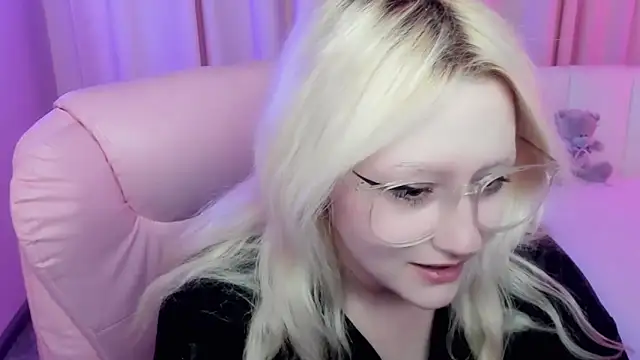 JuliaSharkk online show from 15, 10, 2025