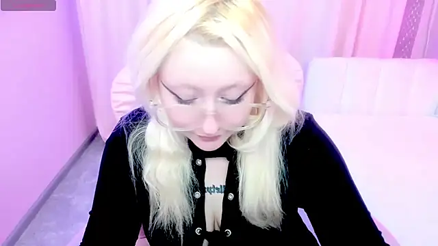 JuliaSharkk online show from 25, 10, 2025