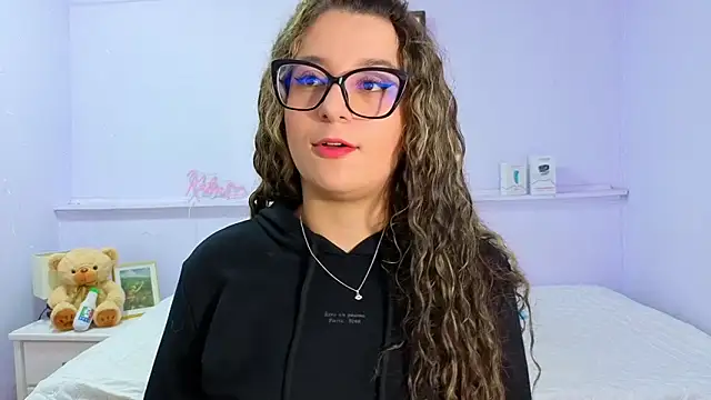 Snapshot of katiaa_lovv chatting on 8, 10, 2025 katiaa lovv online show from 8, 10, 2025