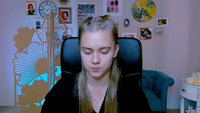 Snapshot of JuneWoods chatting on 2, 10, 2025 JuneWoods online show from 2, 10, 2025