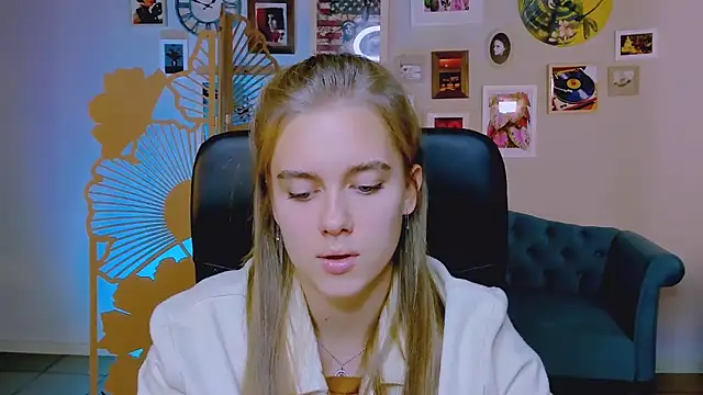 Snapshot of JuneWoods chatting on 6, 10, 2025 JuneWoods online show from 6, 10, 2025