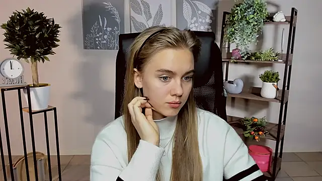 Snapshot of JuneWoods chatting on 11, 10, 2025 JuneWoods online show from 11, 10, 2025