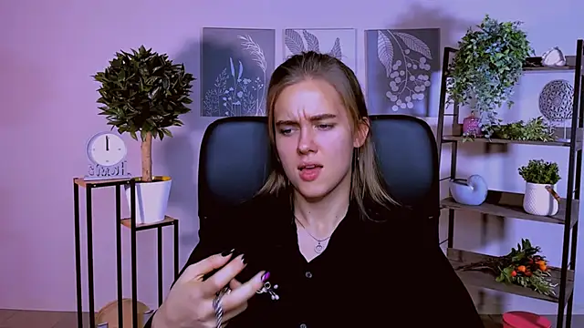 Snapshot of JuneWoods chatting on 17, 10, 2025 JuneWoods online show from 17, 10, 2025