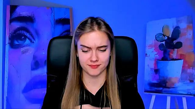 Snapshot of JuneWoods chatting on 7, 11, 2025 JuneWoods online show from 7, 11, 2025