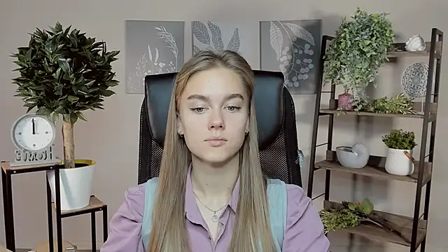 Snapshot of JuneWoods chatting on 12, 11, 2025 JuneWoods online show from 12, 11, 2025