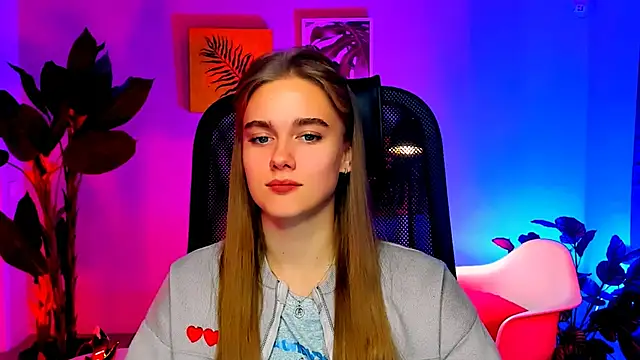 Snapshot of JuneWoods chatting on 13, 11, 2025 JuneWoods online show from 13, 11, 2025