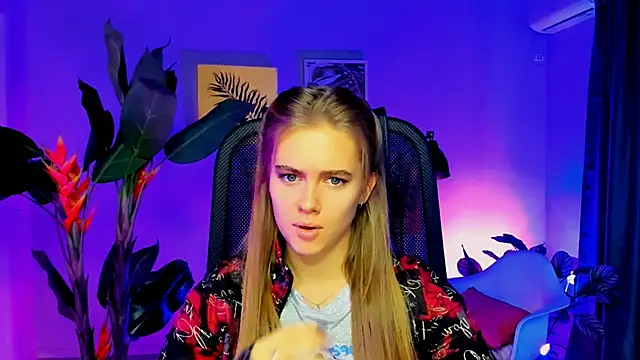 Snapshot of JuneWoods chatting on 19, 11, 2025 JuneWoods online show from 19, 11, 2025