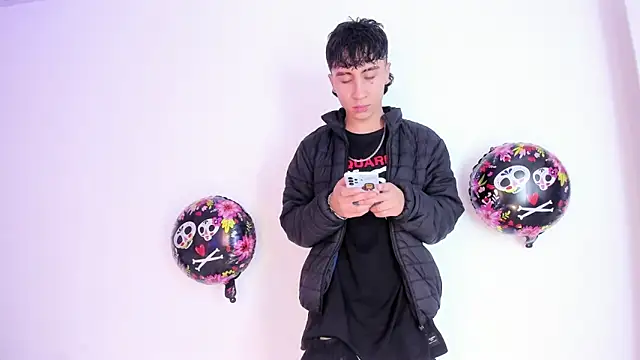 Snapshot of XaanderGrey chatting on 8, 10, 2025 XaanderGrey online show from 8, 10, 2025