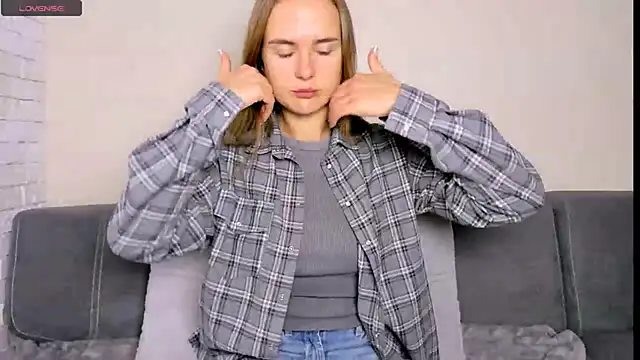 Snapshot of LilMary_ chatting on 7, 11, 2025 LilMary online show from 7, 11, 2025