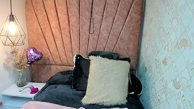 Snapshot of Issa_Milf__ chatting on 5, 11, 2025 Issa Milf online show from 5, 11, 2025