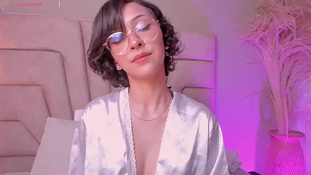 Snapshot of lyalee chatting on 5, 11, 2025 lyalee online show from 5, 11, 2025