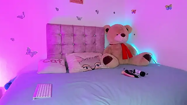 Snapshot of Lia_Roses3x chatting on 4, 12, 2025 Lia Roses3x online show from 4, 12, 2025