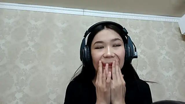 Snapshot of YukiShaapan chatting on 15, 10, 2025 YukiShaapan online show from 15, 10, 2025