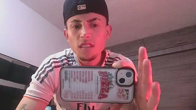 Snapshot of strongManLatino chatting on 5, 10, 2025 strongManLatino online show from 5, 10, 2025