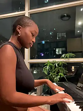 tia   fox online show from 31, 10, 2025