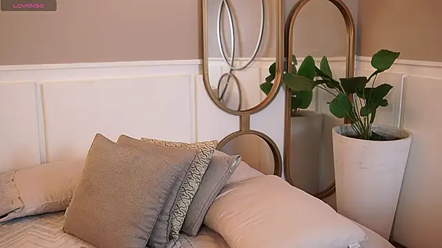 Roxy Vega online show from 8, 11, 2025