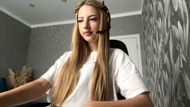 Snapshot of HollyCroker chatting on 9, 10, 2025 HollyCroker online show from 9, 10, 2025