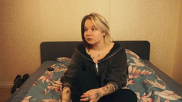 Snapshot of EviaVanveen chatting on 17, 10, 2025 EviaVanveen online show from 17, 10, 2025