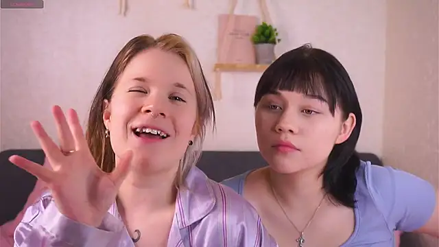 Snapshot of EviaVanveen chatting on 21, 11, 2025 EviaVanveen online show from 21, 11, 2025