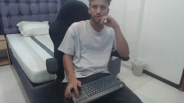 Juan FelipeX01 online show from 18, 11, 2025