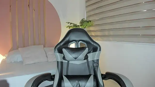 Snapshot of mia_curry chatting on 13, 10, 2025 mia curry online show from 13, 10, 2025