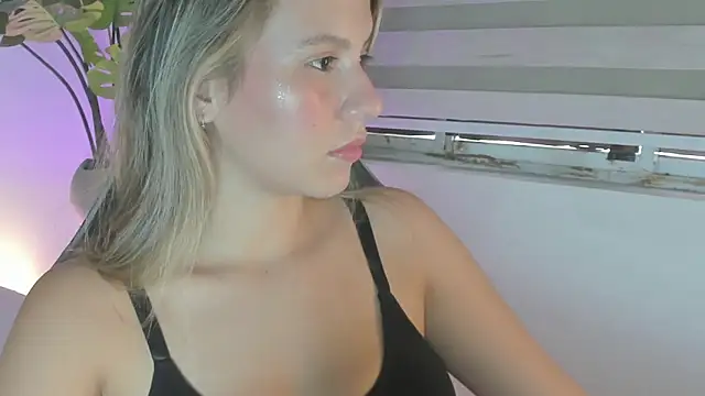 Snapshot of mia_curry chatting on 14, 11, 2025 mia curry online show from 14, 11, 2025