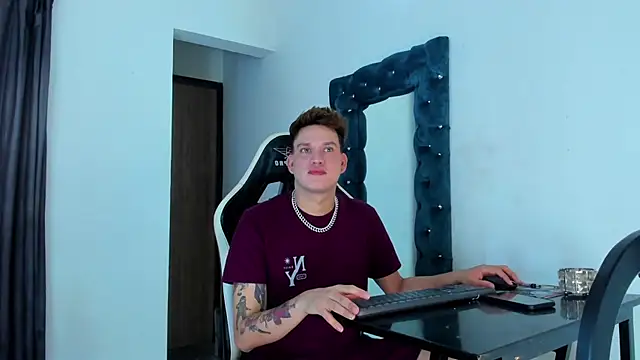 Snapshot of daddys_insanee chatting on 11, 11, 2025 daddys insanee online show from 11, 11, 2025