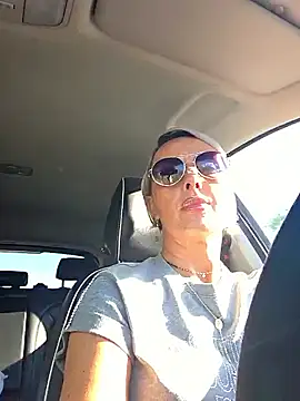 KirraWhite online show from 20, 10, 2025