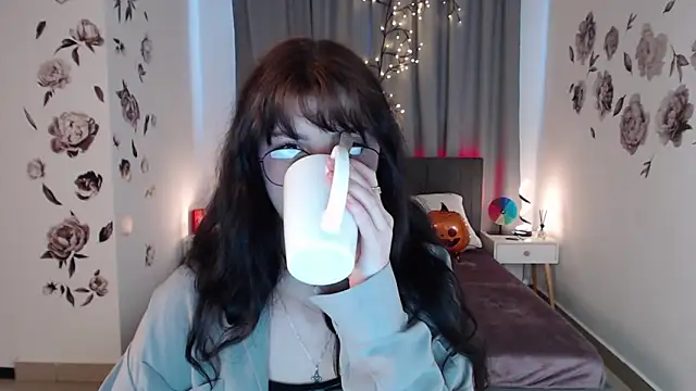 Snapshot of MileyRood chatting on 5, 11, 2025 MileyRood online show from 5, 11, 2025