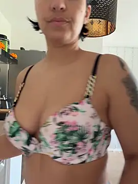 Snapshot of LaPetiteKim chatting on 21, 10, 2025 LaPetiteKim online show from 21, 10, 2025