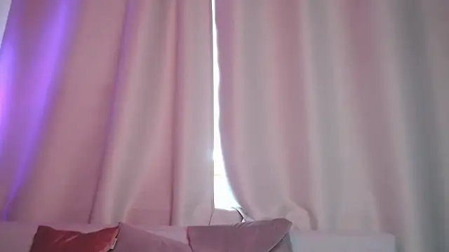 Snapshot of SophieDiamond_Xx chatting on 12, 10, 2025 SophieDiamond Xx online show from 12, 10, 2025