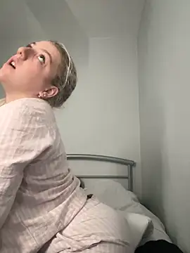 Snapshot of LucyLowbb chatting on 5, 10, 2025 LucyLowbb online show from 5, 10, 2025