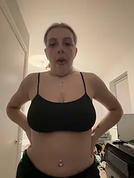 Snapshot of LucyLowbb chatting on 12, 10, 2025 LucyLowbb online show from 12, 10, 2025