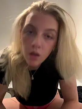 Snapshot of LucyLowbb chatting on 1, 11, 2025 LucyLowbb online show from 1, 11, 2025