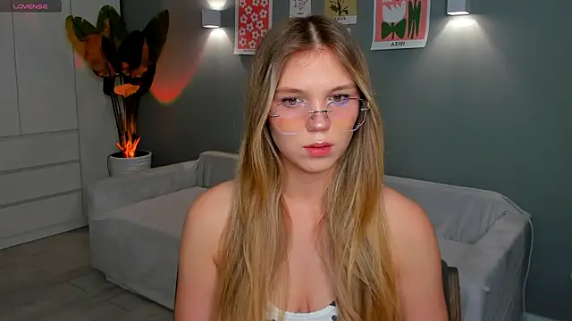 Snapshot of linakorvin chatting on 9, 11, 2025 linakorvin online show from 9, 11, 2025