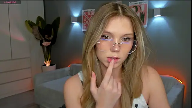 Snapshot of linakorvin chatting on 4, 12, 2025 linakorvin online show from 4, 12, 2025