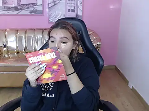 mia foster t online show from 18, 10, 2025