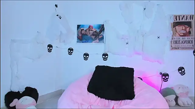 Miaengels  online show from 10, 10, 2025