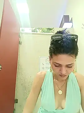 Snapshot of Larissinhamm chatting on 8, 11, 2025 Larissinhamm online show from 8, 11, 2025