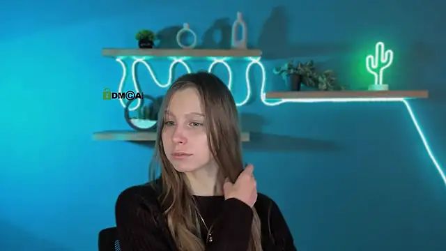 esme moore  online show from 13, 10, 2025