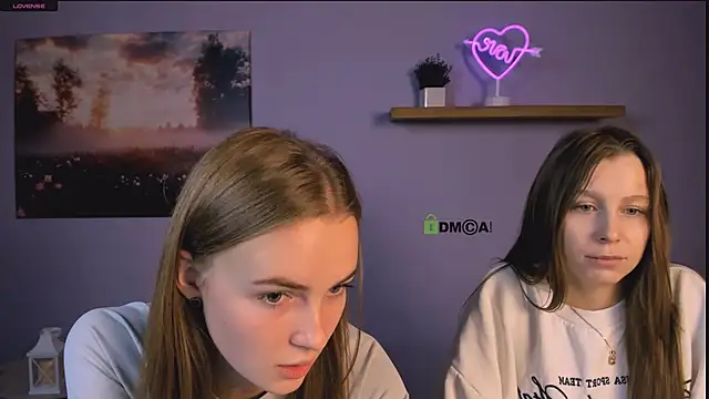 esme moore  online show from 13, 11, 2025